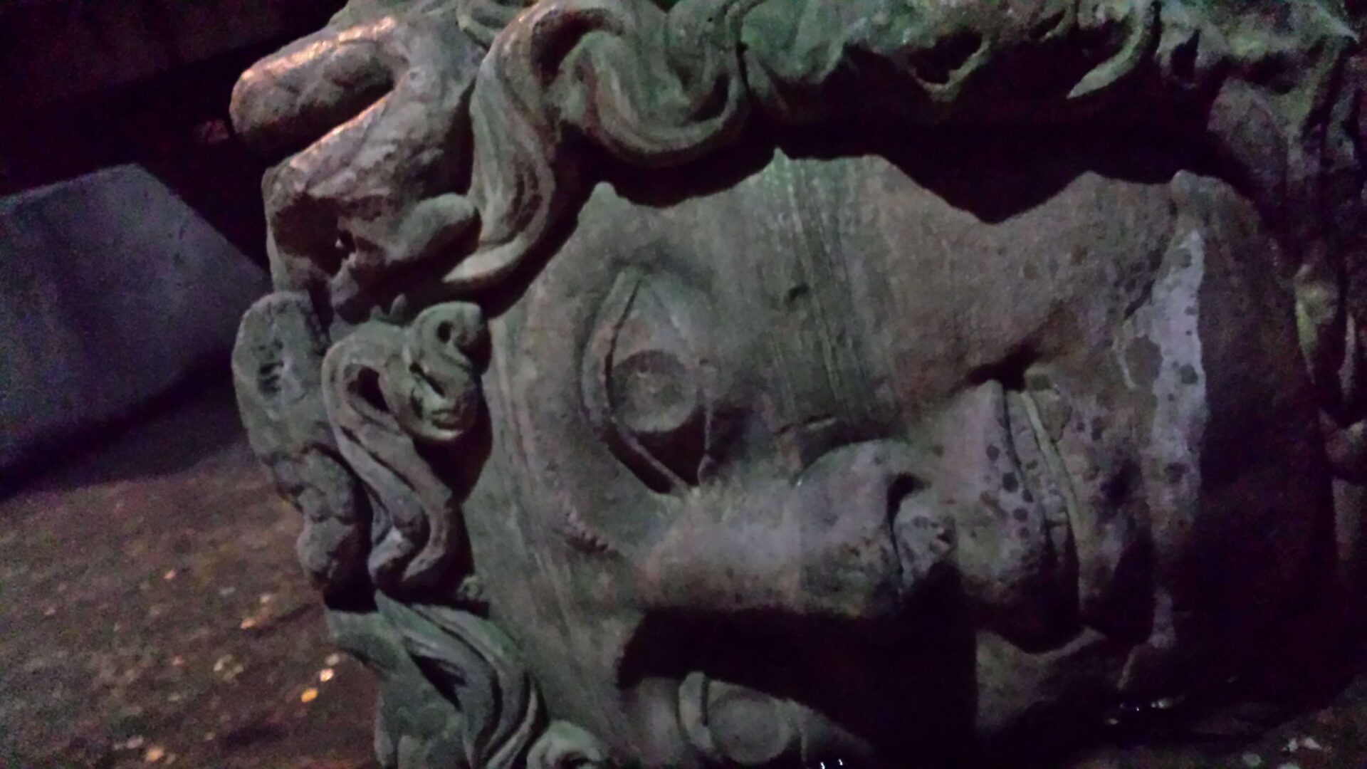 地下宮殿のメデューサ頭部。ローマの一神教への移行を象徴する。