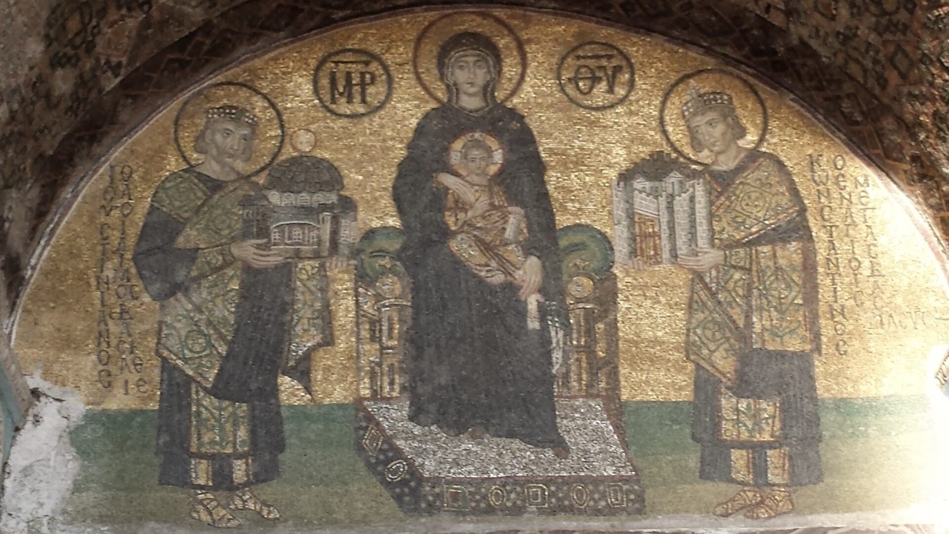 コンスタンティヌス1世【右】がコンスタンティノープルを、ユスティニアヌス1世【左】がアヤ・ソフィアを聖母子に捧げている。