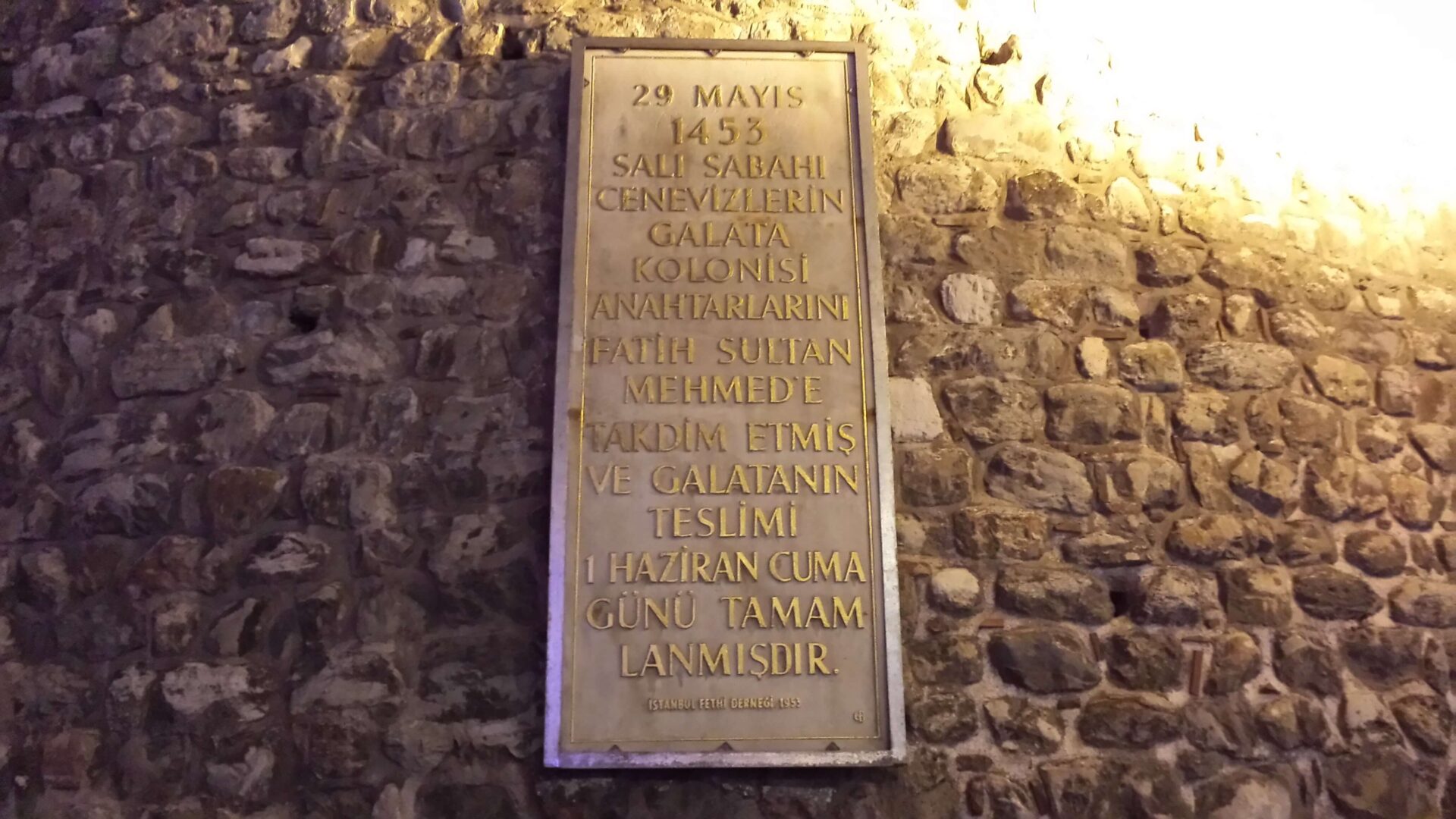 ガラタ塔に残る碑文「5月29日火曜日の朝、ジェノヴァ人はガラタ居留区の鍵をメフメトに差し出し、ガラタ塔の引き渡しは6月1日金曜日に完了した」