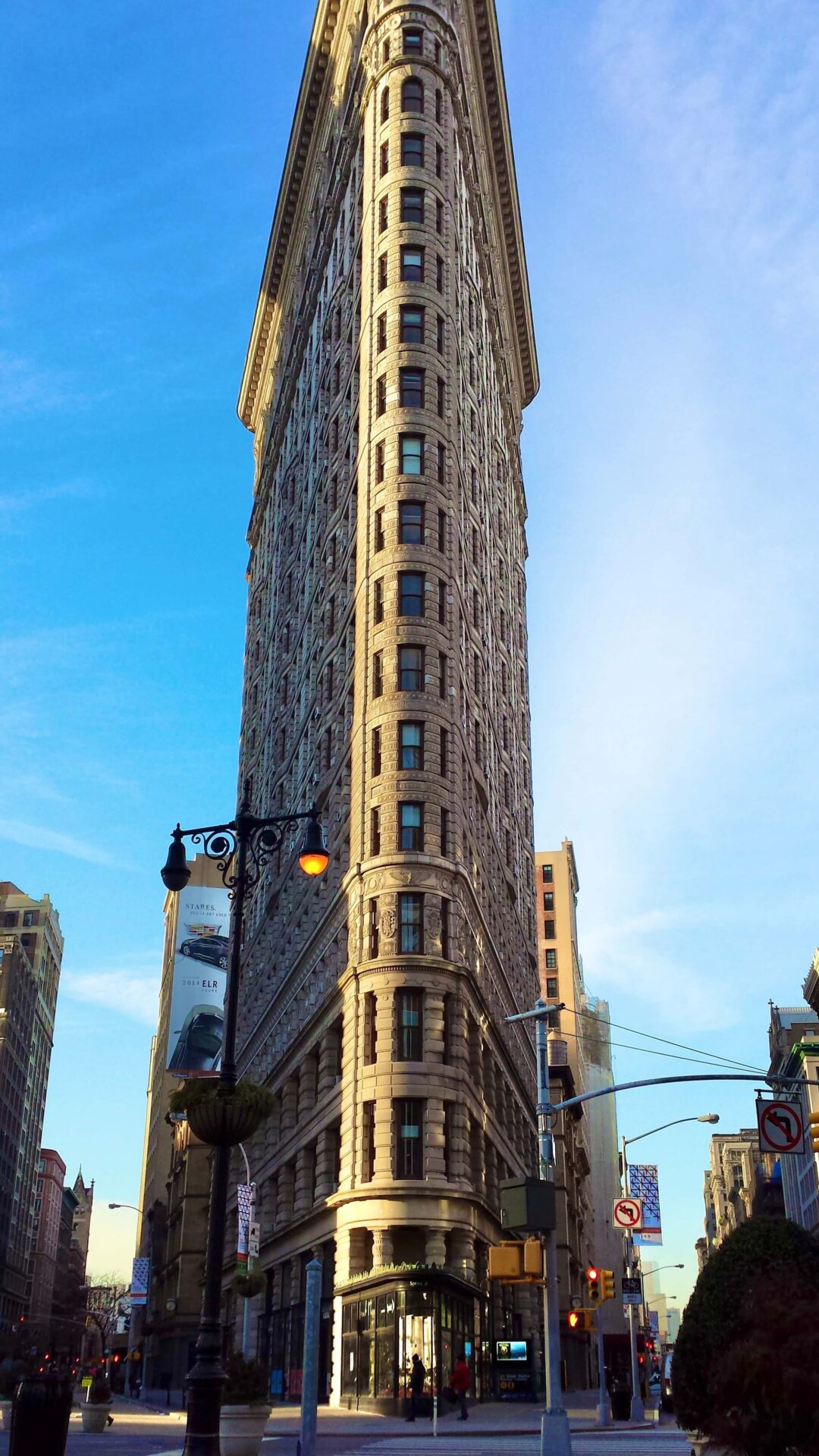 フラットアイアンビルディング。高さ87m22階建て。現存するニューヨークのビルでは最も古い歴史を持つ。