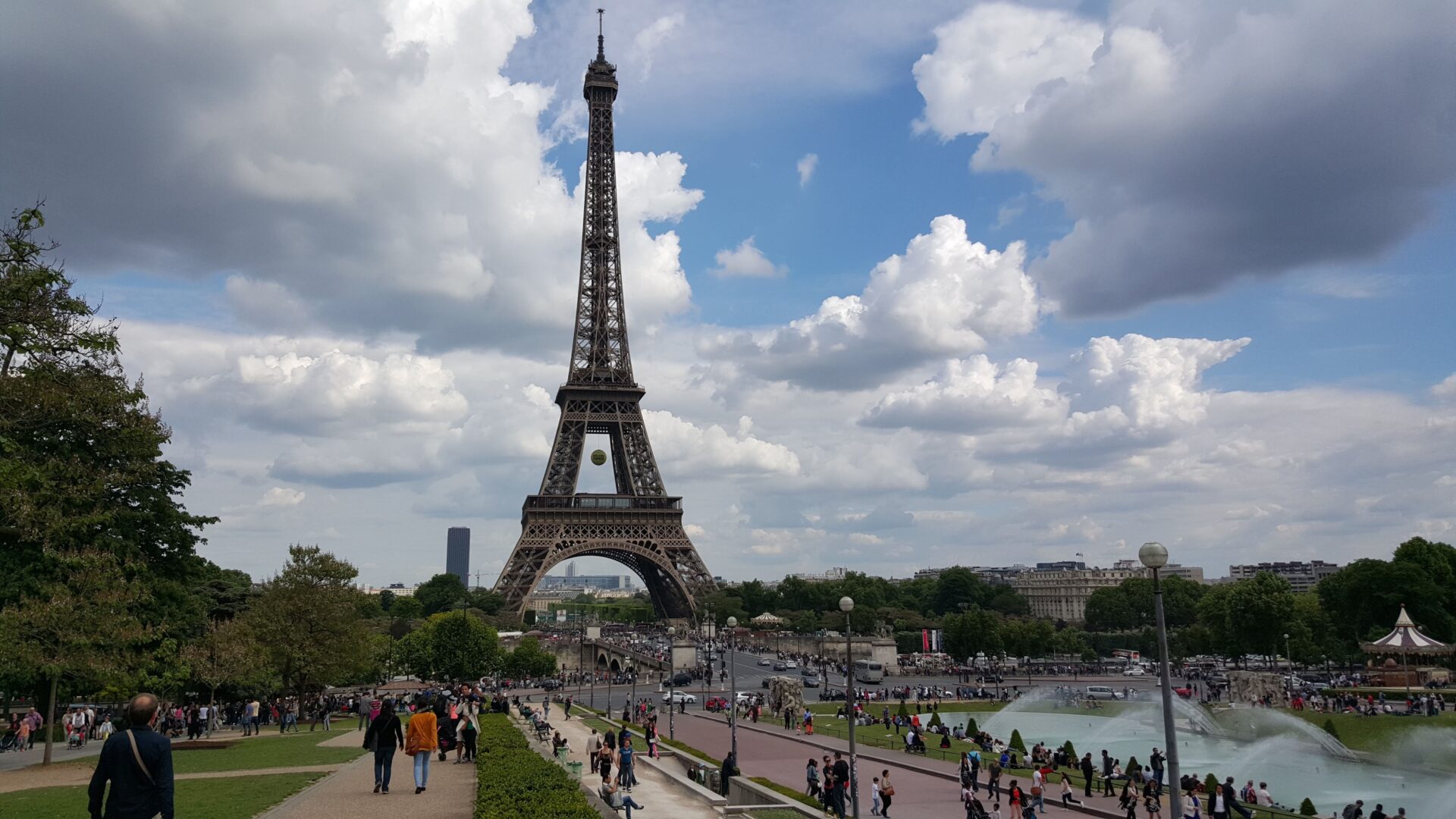 パリのエッフェル塔。1889年のパリ万国博覧会に際して、ギュスターヴ・エッフェルにより建設された。