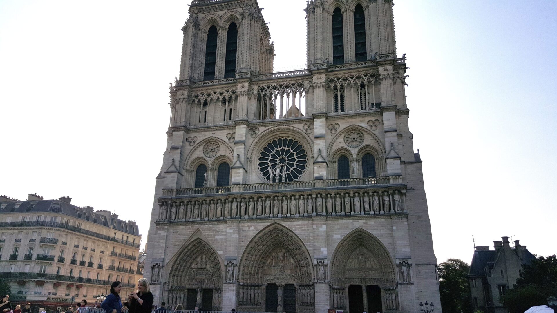 パリのノートル･ダム大聖堂。1831年に暴徒襲撃事件が起こり破損。後年ヴィオレ・ル・デュクが修復に関わった。2019年4月15日には大規模火災が発生し屋根の尖塔が崩落。2024年の修復完了を目指している。