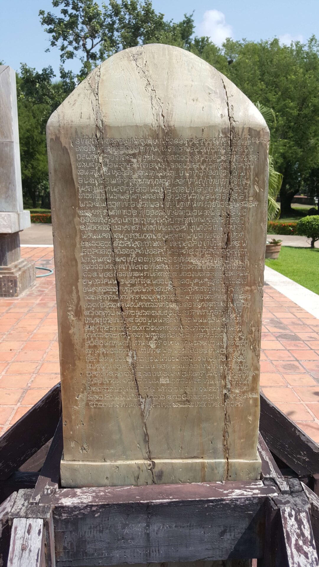 ラームカムヘーン王碑文。最初のタイ文字が記された。