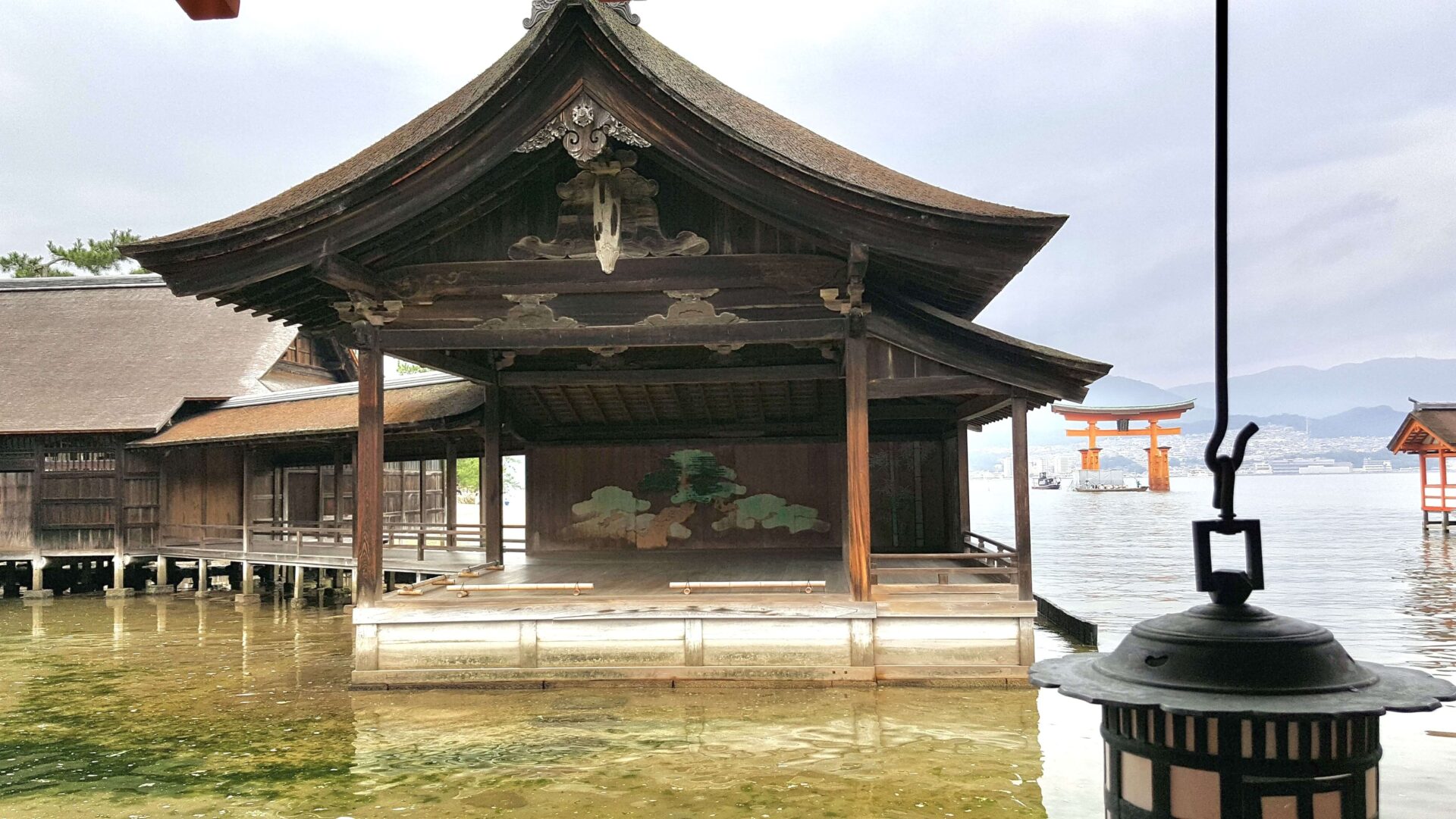 能舞台。1680（延宝8）年、広島藩主浅野綱長の寄進により建立された。