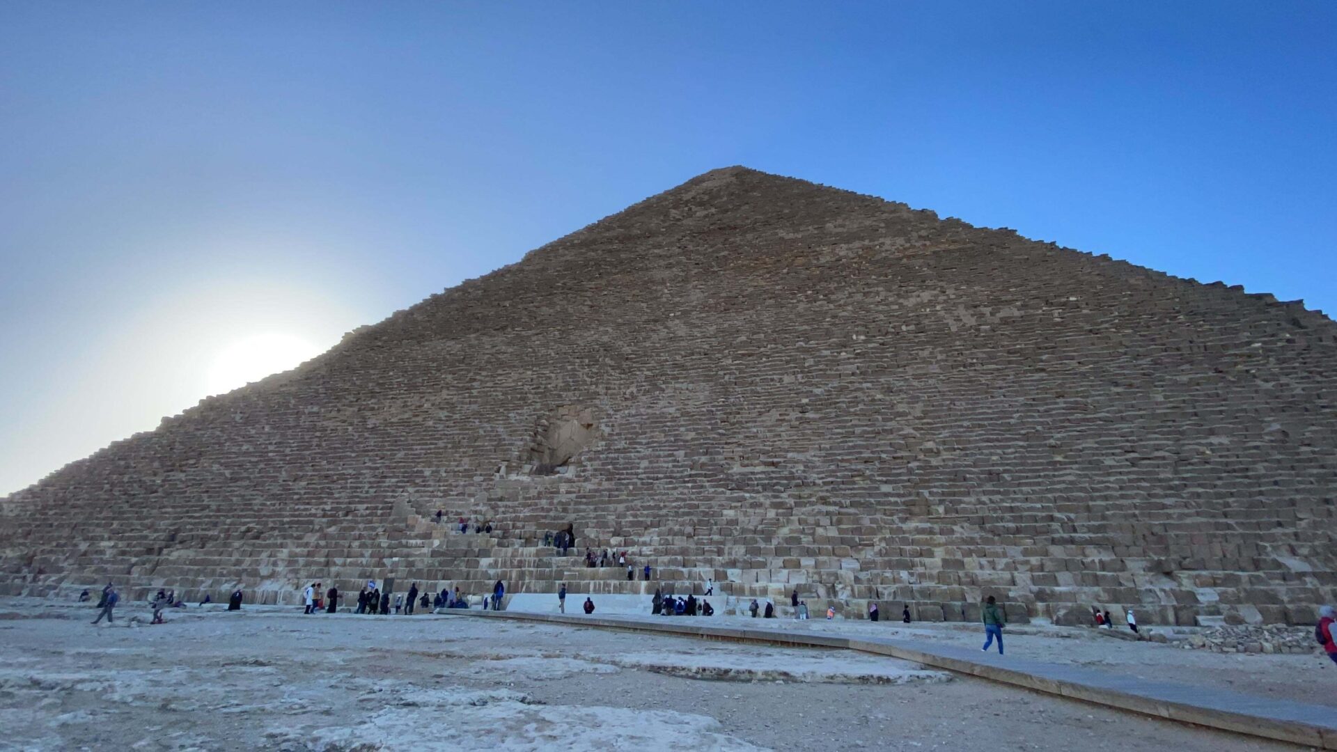 クフ王のピラミッド（BC2550・ギザ・高さ146.6m→138.75m・一辺230.33m）