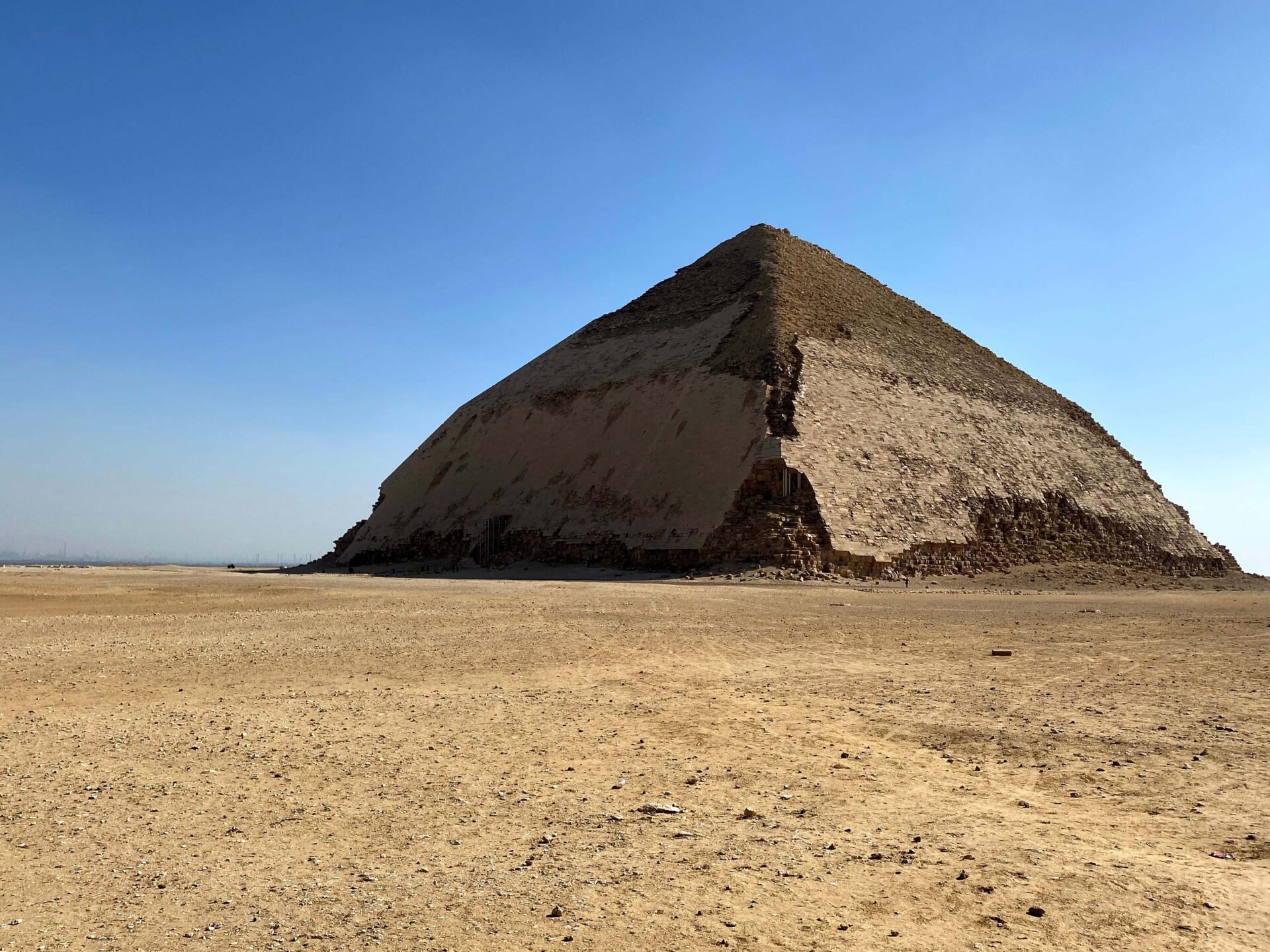 屈折ピラミッド（BC2600・ダハシュール・元の高さ105m・一辺188m）