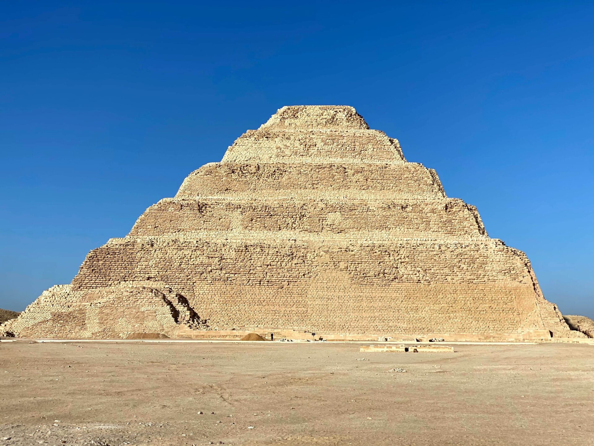 階段ピラミッド（BC2650・サッカラ・高さ60m・一辺107〜123m）