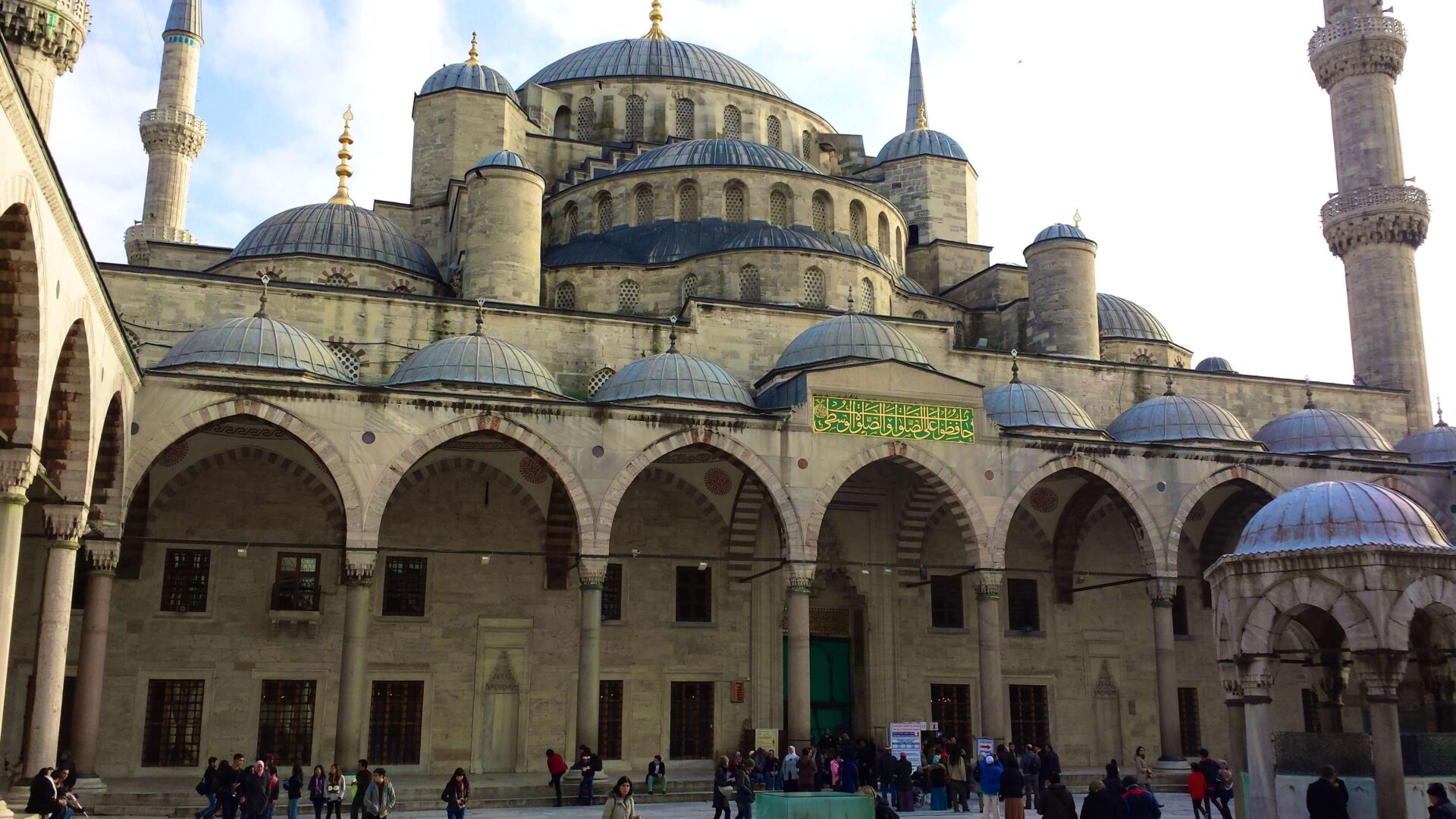 イスラム教のモスク。イスタンブールのスルタンアフメト・モスク（ブルーモスク）。