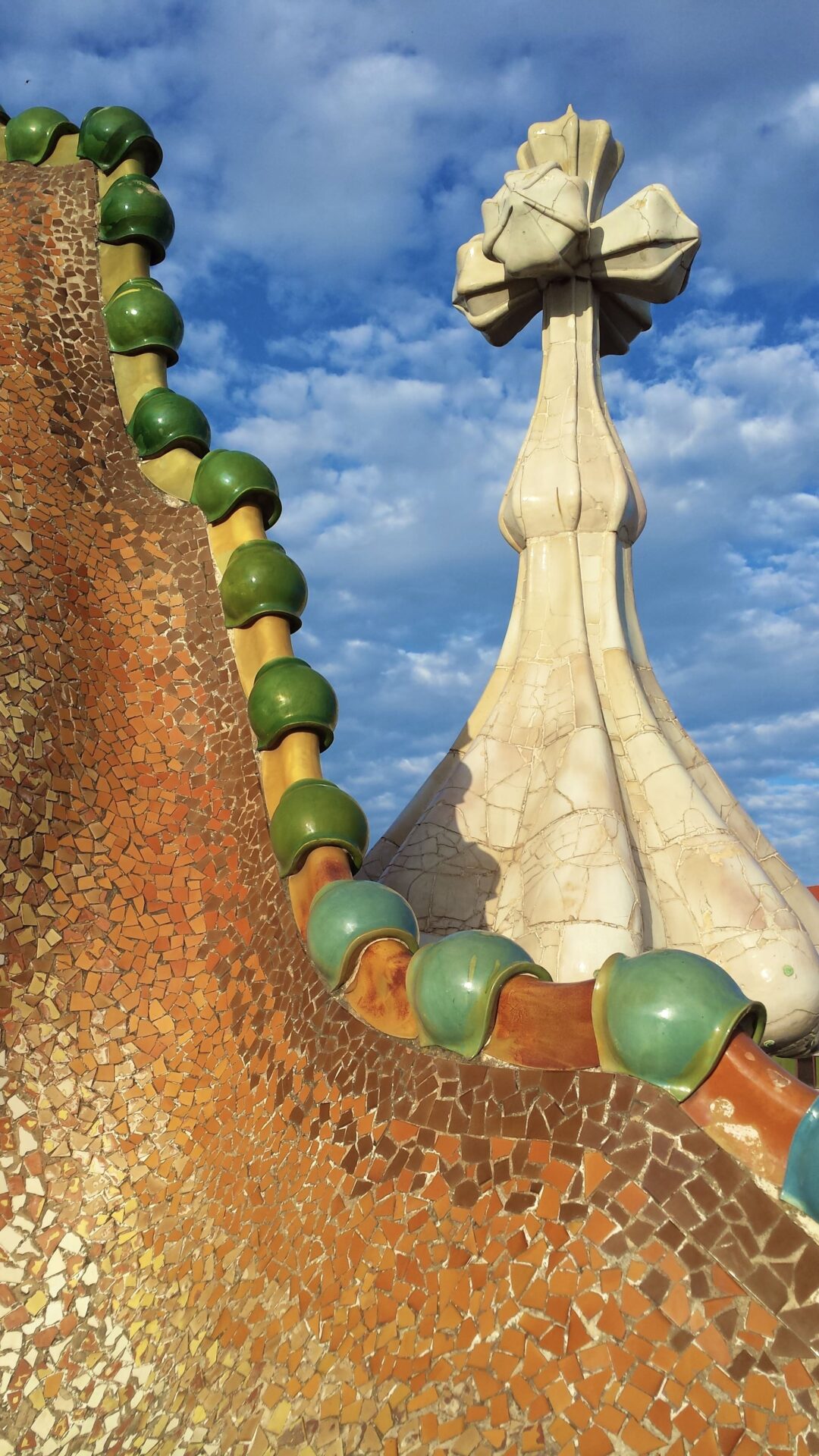 カサ・バトリョ屋上の正面ファサード側に、球根状の塔がある。