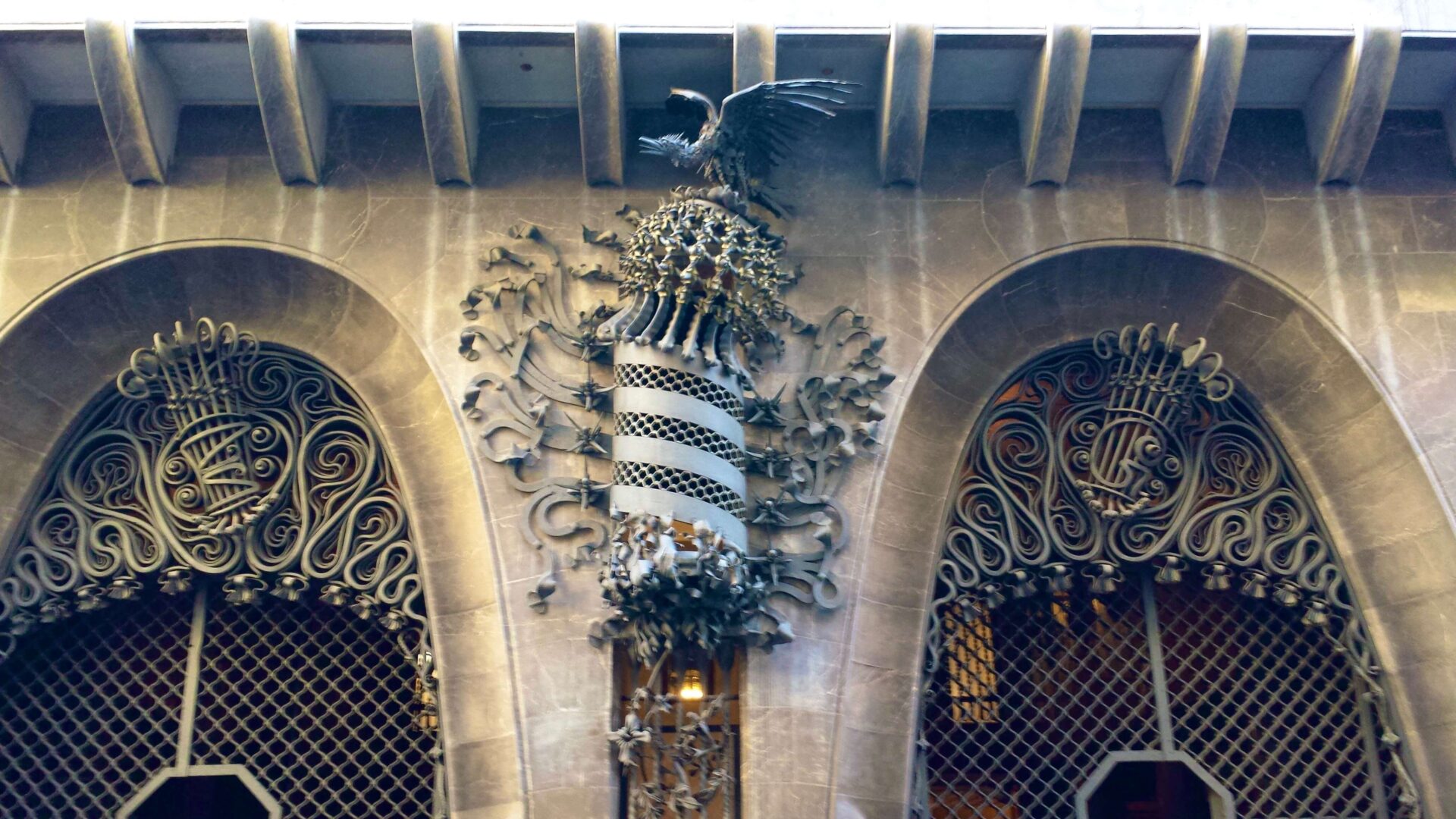 グエル邸の外観。カタルーニャ紋章上の「不死鳥」はカタルーニャのレナセシェンサ（再生）を象徴。