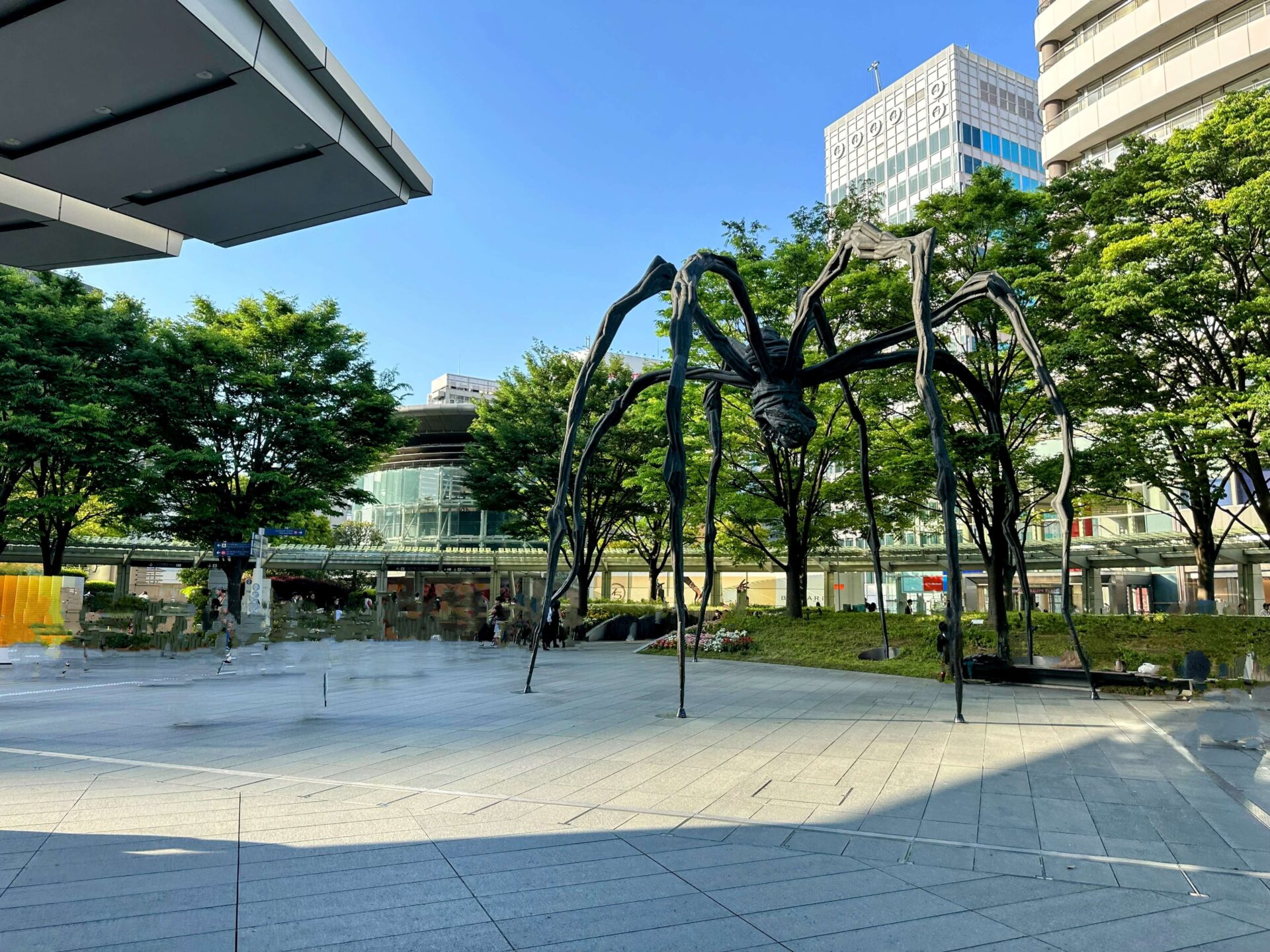 巨大なクモの彫刻「ママン」