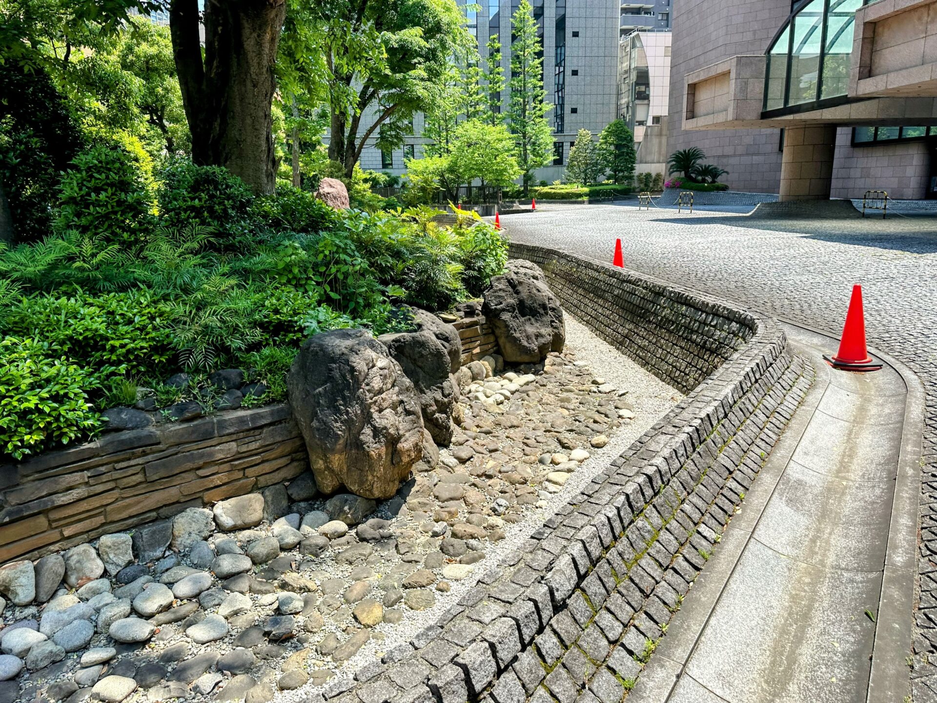 日本赤十字本社ビル前の庭園